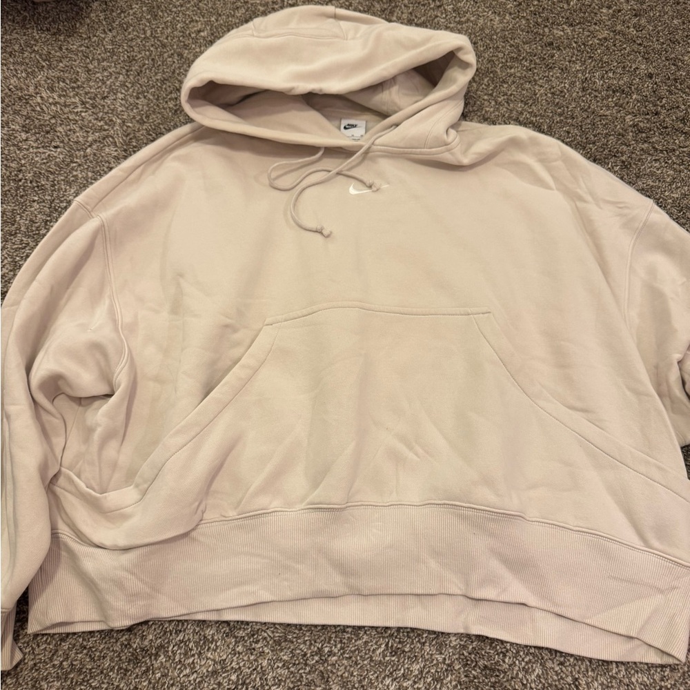 Woman’s oversized crop Nike hoodie